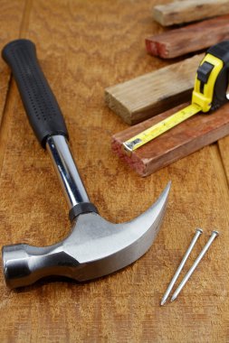 Ahşap üzerinde çeşitli çalışma araçları