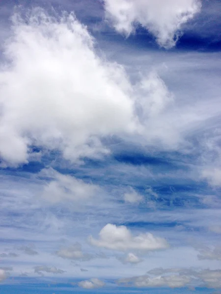 Flauschige Wolken am blauen Himmel — Stockfoto