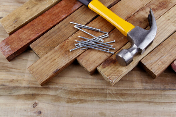 Молоток и гвозди
