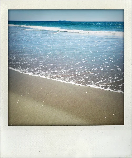 Vågor diska strandlinjen på stranden — Stockfoto