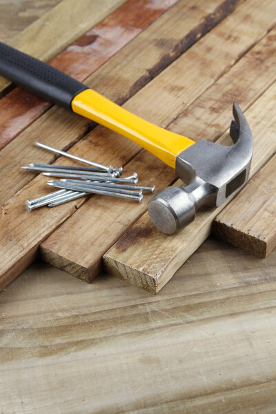 Молоток и гвозди
