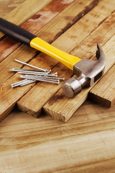 Молоток и гвозди
