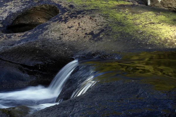 Wasser fließt — Stockfoto