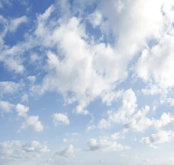 Nuvens céu azul — Fotografia de Stock