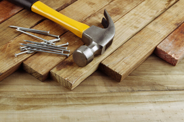 Молоток и гвозди
 