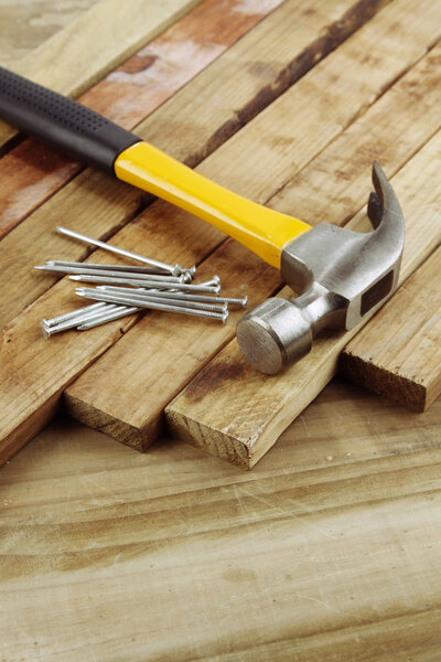 Молоток и гвозди
 