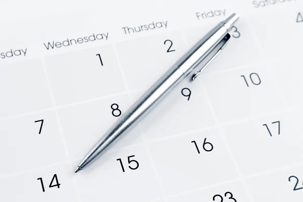 カレンダー上のペン — ストック写真