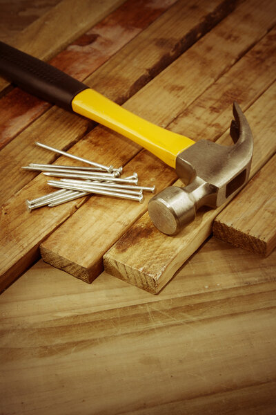 Молоток и гвозди
 