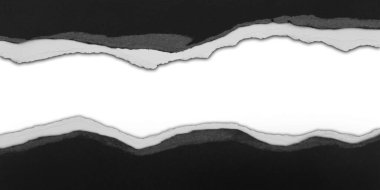 Düz arkaplanda yırtılmış siyah kağıt, kopyalamak için boşluk