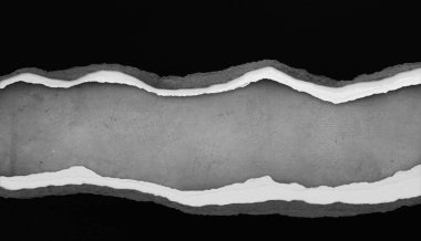 Gri arkaplanda yırtılmış kağıt