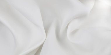 Dalgalanan beyaz ipek kumaş çizgilerinin yakın çekimi