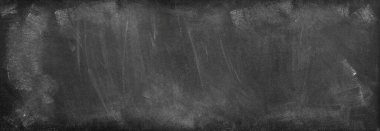 Tahta arka planda tebeşir temizlendi