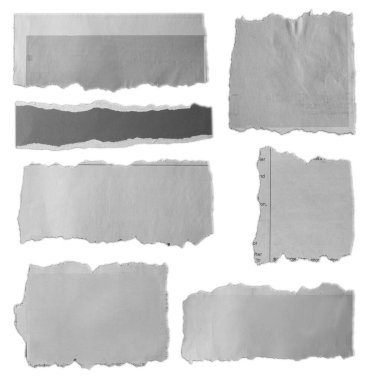 Sade arkaplanda yedi parça yırtık kağıt 
