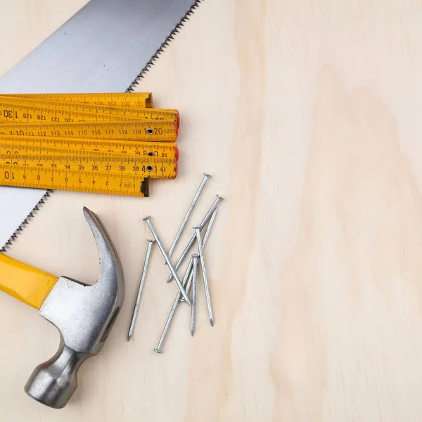 Hammer Nägel Lineal Und Säge Auf Holz Kopierraum — Stockfoto