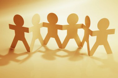 Kağıt zincir takımı el ele tutuşuyor. Takım çalışması. Ortaklık