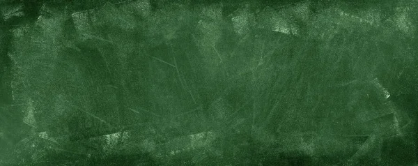 粉笔在绿色黑板的背景上擦掉了 — 图库照片