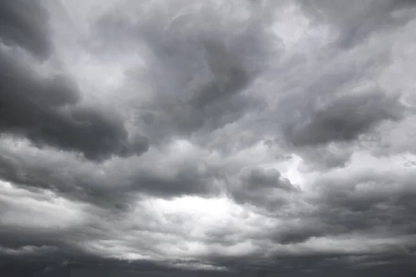 空の灰色の嵐の雲 — ストック写真