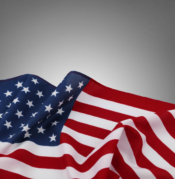 американский флаг на сером фоне