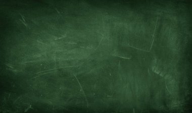Yeşil karatahta arkaplanındaki tebeşir temizlendi