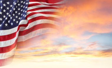 Güneşli gökyüzünde Amerikan bayrağı. Geniş ağ başlık pankartı