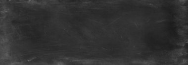 Tahta arka planda tebeşir temizlendi