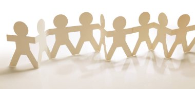 Kağıt zincir takımı el ele tutuşuyor. Takım çalışması. Ortaklık