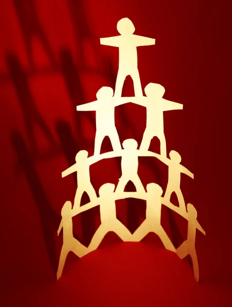 Pirámide Del Equipo Humano Apoyándose Mutuamente —  Fotos de Stock