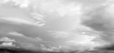 Gökyüzündeki gri bulutlar