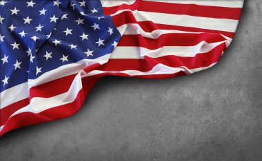 Gri duvar arkasında Amerikan bayrağı