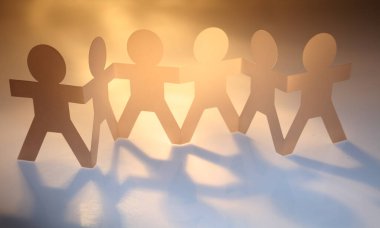 Kağıt zincir takımı el ele tutuşuyor. Takım çalışması. Ortaklık