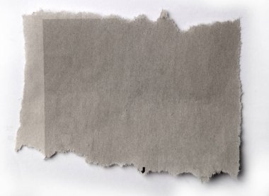 Bir parça yırtık gri kağıt. 