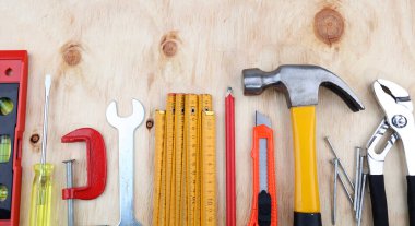 Ahşap üzerinde çeşitli çalışma araçları