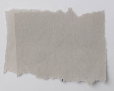 Bir parça yırtık beyaz kağıt. 