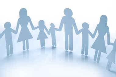 Aile kâğıdı zinciri el ele tutuşuyor.