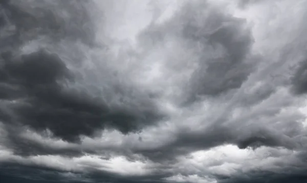 空の灰色の嵐の雲 — ストック写真