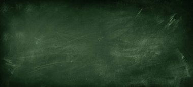 Yeşil karatahta arkaplanındaki tebeşir temizlendi