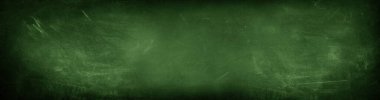 Yeşil karatahta arkaplanındaki tebeşir temizlendi