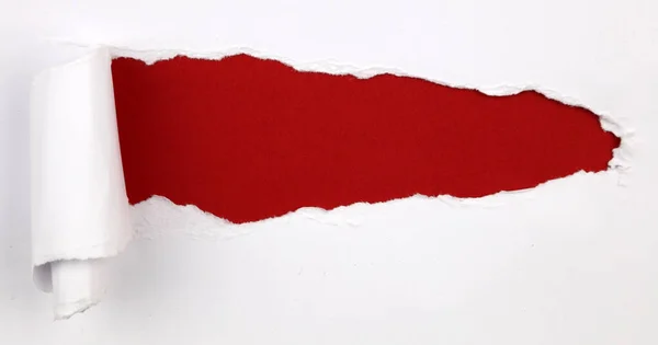 Trou Déchiré Papier Blanc Sur Fond Rouge — Photo