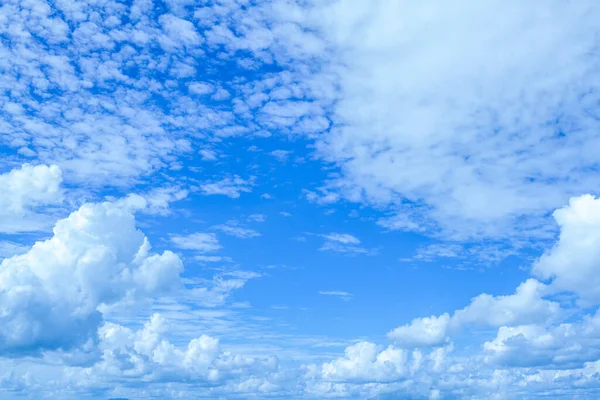 Pluizige Wolken Een Blauwe Lucht — Stockfoto