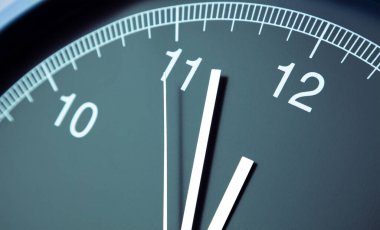 Ellerinizi saat yüze yakın tutun. Saat 12 yönünde.