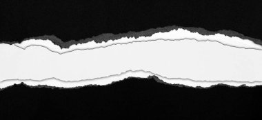 Düz arkaplanda yırtılmış siyah kağıt, kopyalamak için boşluk