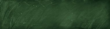 Yeşil karatahta arkaplanındaki tebeşir temizlendi