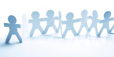 Kağıt zincire bağlı insanlar el ele tutuşuyorlar.