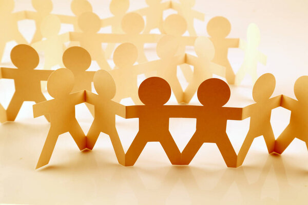 Группа людей из бумажных цепей объединилась