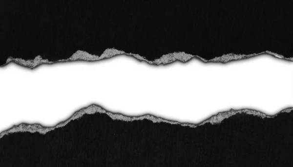 Düz Arkaplanda Yırtılmış Siyah Kağıt Kopyalamak Için Boşluk — Stok fotoğraf