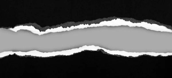 Gri Arkaplan Üzerinde Yırtılmış Siyah Kağıt Kopyalamak Için Boşluk — Stok fotoğraf