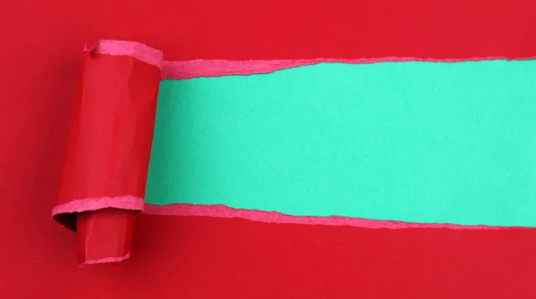 Gat Gescheurd Rood Papier Groen Kerst Achtergrond Kopieerruimte — Stockfoto