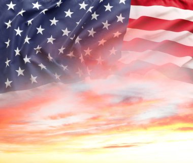 Güneşli gökyüzünde Amerikan bayrağı