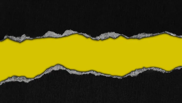 黄色の背景に黒の紙をリッピング コピーのためのスペース — ストック写真