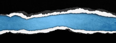 Mavi arkaplanda yırtılmış siyah kağıt, kopyalamak için boşluk